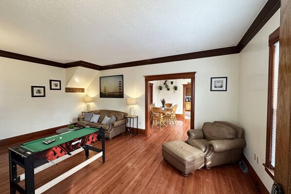 TV, pebolim, mesa de pingue-pongue