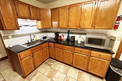 Clean 1st floor 4 bedroom Near Downtown [1-4]