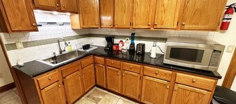 Clean 1st floor 4 bedroom Near Downtown [1-4]