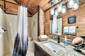 Shower, eco-friendly toiletries, hair dryer, towels - Cute Couples Getaway! Movie Theater, Games, Hottub (Sevierville)