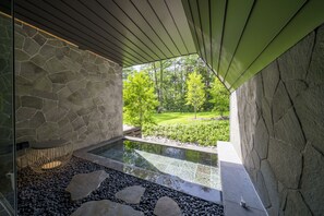 Tina de hidromasaje al aire libre