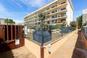 Property grounds - Tourist Apartment in Roses, Costa Brava! Equipped Kitchen, Private Terrace, Near the Beach. Book your Vacation Now! (Roses)