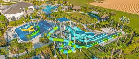 Una piscina al aire libre, una piscina climatizada