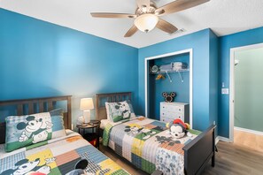 3 bedrooms, iron/ironing board, travel cot, free WiFi - Enchanted Island Villa - 5 miles from Disney, Newly Renovated, Resort Community (Kissimmee)