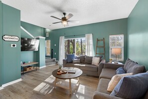 تلفزيون ذكي، ألعاب فيديو، كُتُب