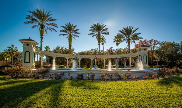 حمّام سباحة خارجي، حمّام سباحة مُدفَّأ