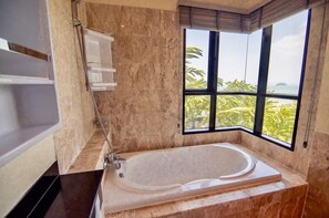 Douche, sèche-cheveux, bidet, serviettes fournies