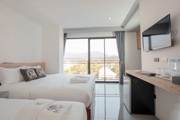 Family Room | Desk, free WiFi, bed sheets - M&M hotel (Vang Vieng)