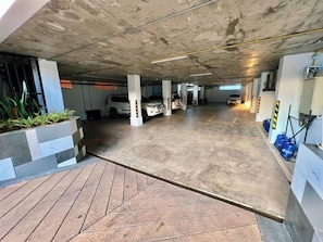 Free self parking - M&M hotel (Vang Vieng)