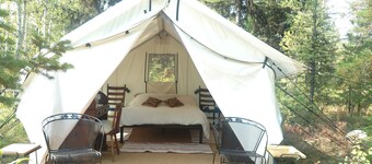 Glamping tent 1, remote with Glacier Park Mountain views. 5mins from Polebridge 