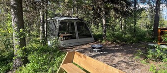 Glamping tent 1, remote with Glacier Park Mountain views. 5mins from Polebridge 