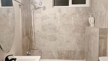 Dusche, Haartrockner, Handtücher, Shampoo