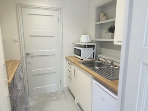 Fridge, microwave, oven, coffee/tea maker - Beautiful 1-Bed Studio in Bourne end (Bourne end)