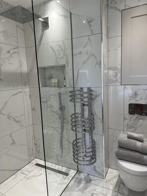 Dusche, Haartrockner, Handtücher