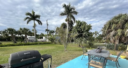 Island Cottage-boat ramp nearby. Walk to Jug Creek Marina!