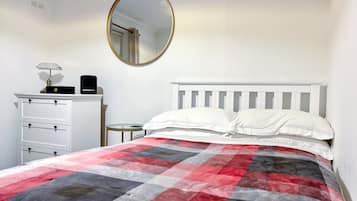 1 slaapkamer, een strijkplank/strijkijzer, wifi, beddengoed