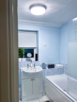 Hair dryer, towels - 1-Bed Apt, Sleeps 2, 20 min walk to Centre (Rochester)