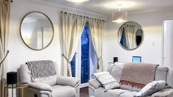 Een televisie en een stereo