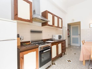 Fridge, microwave, oven, dishwasher - Angelico by Interhome (Rome: Historical City Center)