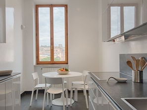 Refrigerador, horno, lavavajillas y utensilios de cocina 