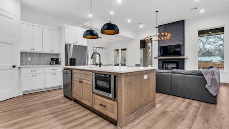 Fridge, microwave, oven, stovetop. Experience Lake Texoma in just 3 mins! Spacious 4-Bed Vacation Home.