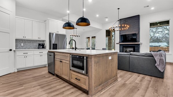 Fridge, microwave, oven, stovetop - Experience Lake Texoma in just 3 mins! Spacious 4-Bed Vacation Home. (Kingston)