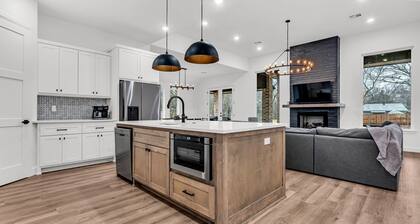 Experience Lake Texoma in just 3 mins! Spacious 4-Bed Vacation Home.