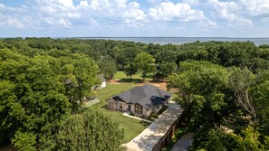 Exterior - Experience Lake Texoma in just 3 mins! Spacious 4-Bed Vacation Home. (Kingston)