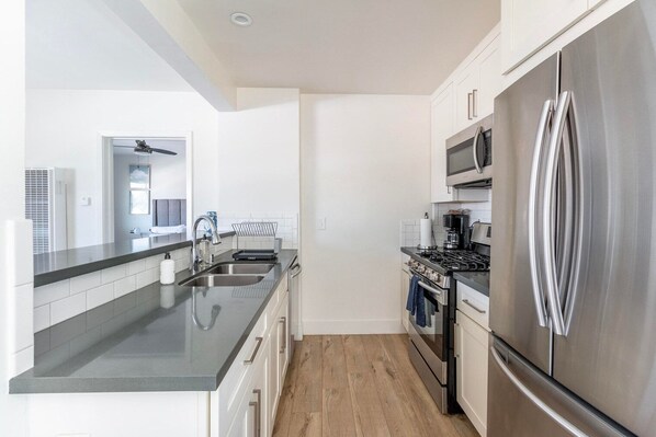 Fridge, microwave, oven, stovetop - Upscale Redondo Beach 1BR, nr Water, Restaurants & Shops, by Blueground (Los Angeles)