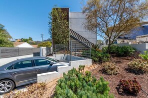 Property grounds - Upscale Redondo Beach 1BR, nr Water, Restaurants & Shops, by Blueground (Los Angeles)