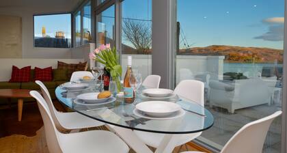 Old Fire Station - sleeps 6 guests in 3 bedrooms