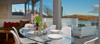 Old Fire Station - sleeps 6 guests in 3 bedrooms