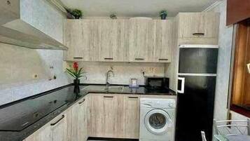 Jääkaappi, mikroaaltouuni, leivänpaahdin