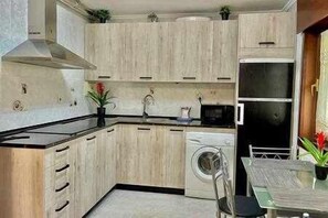 Kühlschrank, Mikrowelle, Toaster, Kochgeschirr/Geschirr/Besteck