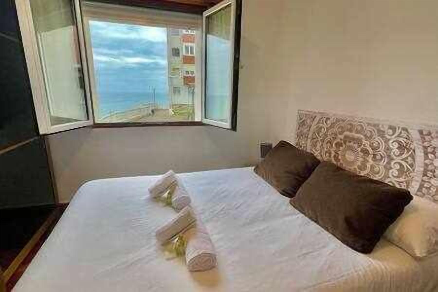 2 slaapkamers, een strijkplank/strijkijzer, reisbedje, gratis wifi