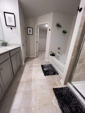 Sèche-cheveux, serviettes fournies, savon, papier toilette