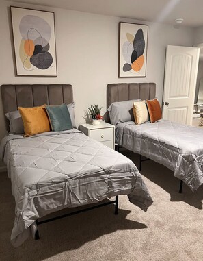5 Schlafzimmer, Bügeleisen/Bügelbrett, kostenloses WLAN, Bettwäsche