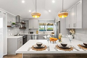 冷蔵庫、電子レンジ、オーブン、コンロ