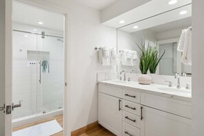 Ducha, secador de pelo, toallas y jabón