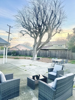 Outdoor dining - 20%OFF! Chic Home with Expansive big Backyard (San Mateo)