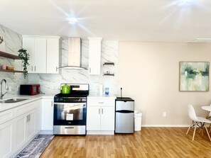 Microwave, oven, coffee/tea maker, ice maker - 20%OFF! Chic Home with Expansive big Backyard (San Mateo)