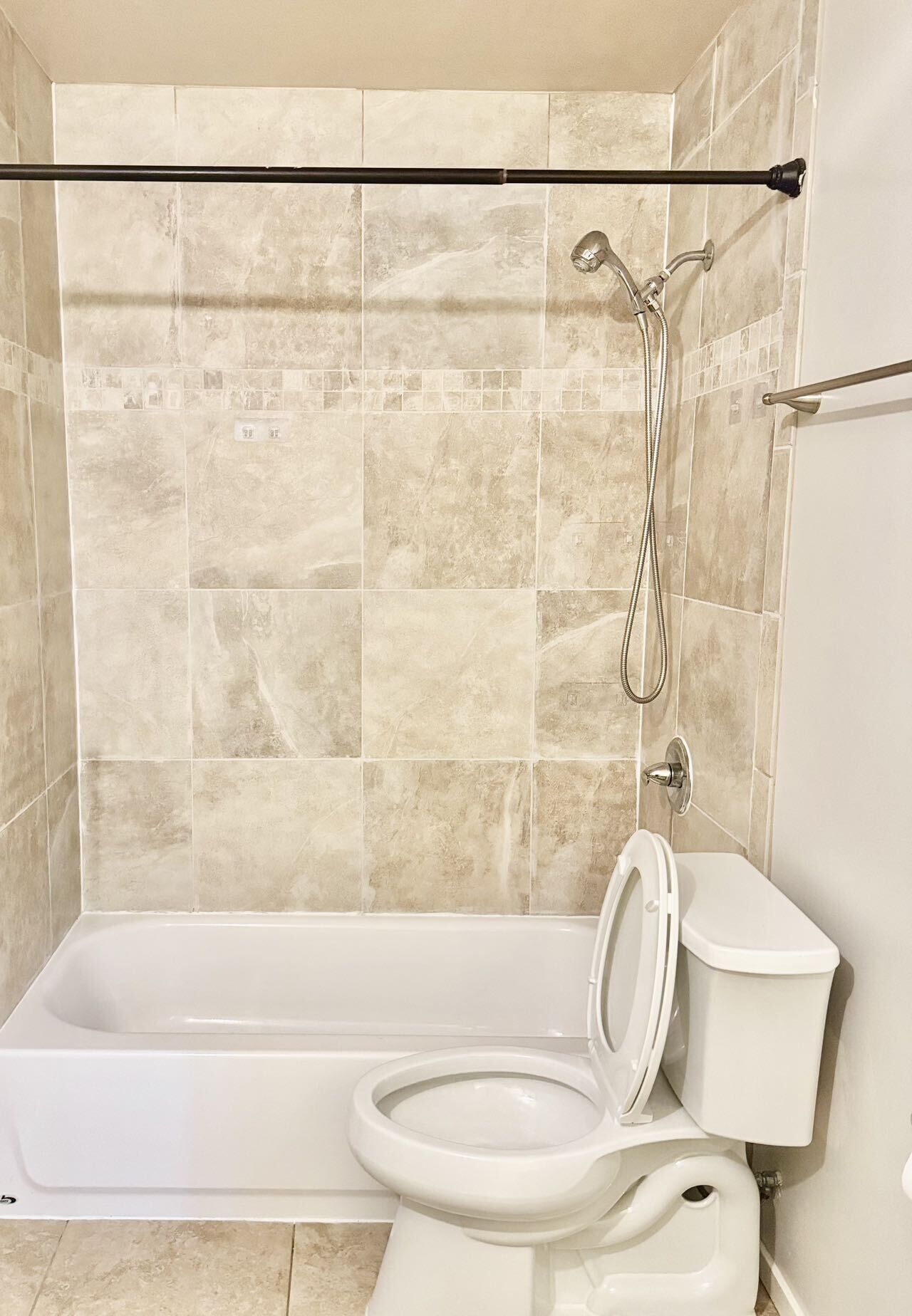 Ducha, secador de pelo, toallas, shampoo