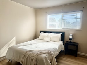 2 bedrooms, free WiFi, bed sheets - 20%OFF! Chic Home with Expansive big Backyard (San Mateo)