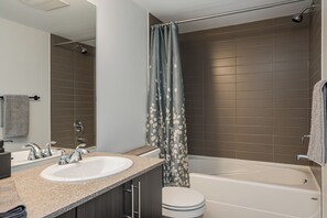 ヘアドライヤー、タオル、石鹸、トイレットペーパー