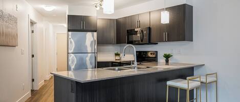 Kühlschrank, Mikrowelle, Ofen, Herdplatte