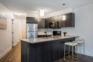 冷蔵庫、電子レンジ、オーブン、コンロ