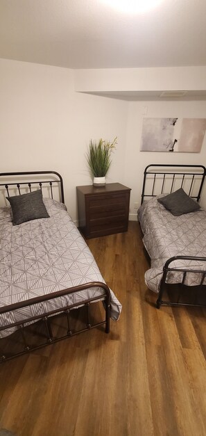 2 室のベッドルーム、デスク、WiFi (無料)、ベッドシーツ