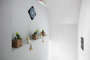 A wall with a decorative wall hanging, three square woven planters with cacti, and a small figurine. - Holiday Home 'Ayna' with Private Terrace, Private Garden and Wi-Fi (Bad Säckingen)