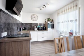 Frigorífico, microondas, horno y placa de cocina