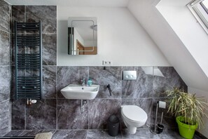 Douche, sèche-cheveux, serviettes fournies